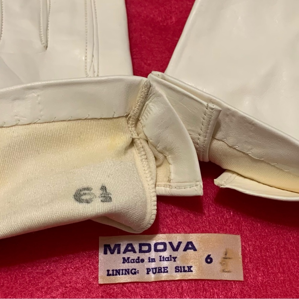 PriorityShip Vintage White Size 6.5 Madova Shiny Leather Gloves Silk Lined Wrist - Picture 8 of 8